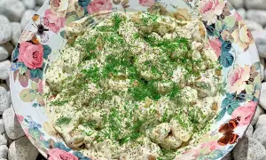 Krämig potatissallad med dill och gräslök, perfekt för sommarens grillkvällar. Ett enkelt potatissallad recept som alla älskar.