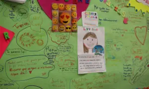 Pizarra con mensajes de apoyo y dibujos, incluyendo un cartel sobre "CHANGE DYSLEXIA", ideal para actividades para niños con dislexia.