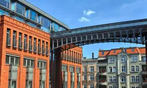 Nowoczesna architektura i zabytkowe kamienice tworzą ciekawe połączenie. To jedne z fajnych miejsc w Poznaniu, które warto zobaczyć.