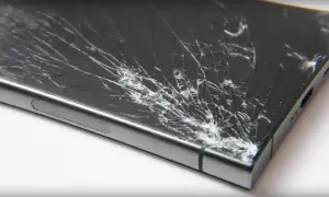 Pęknięta szybka w telefonie. Czy można używać telefonu z pękniętą szybką? Ekran pokryty pajęczyną pęknięć.
