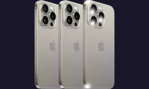 Trois iPhone 12 couleur or, alignés, montrant leurs objectifs photo et le logo Apple.