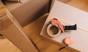 Umzugskartons, Klebebandabroller und Maßband liegen bereit. Perfekt, um Dinge nach eigenbedarf wieder zu vermieten oder zu verkaufen.