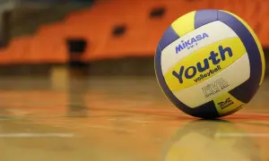 Piłka do siatkówki "Youth" na parkiecie, gotowa do potężnej tenisowej zagrywki.