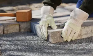 Jak układać kostkę brukową bez obrzeży, aby uniknąć błędów i osiadania