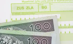 Formularz ZUS ZLA i banknoty 100 zł. Dokumentacja do wypłaty zasiłek chorobowy.