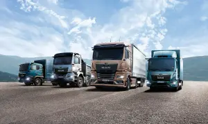 Quatre camions de la marque MAN, aux couleurs variées, roulent sur une route sous un ciel bleu nuageux.