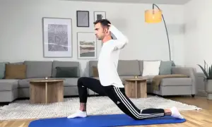 Man gör en utfallsövning för att rehabilitera en c5-c6 skada.