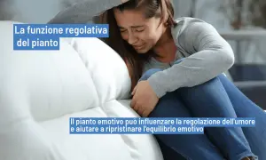 Una giovane donna piange disperata, ma il pianto emotivo può aiutare a regolare l'umore e a ritrovare l'equilibrio, anche quando sembra che perchè piango sempre.