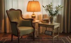 Odmień salon: Jak urządzić go ze starymi meblami? Poradnik DIY