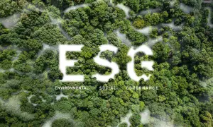 Foresta lussureggiante con la scritta "ESG" in bianco, che simboleggia investimenti ESG. Sotto, le parole "Environmental, Social, Governance".
