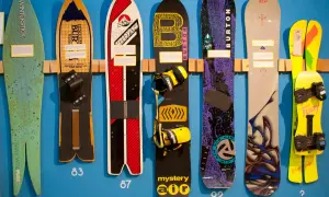 Snowboard co to? Poznaj historię, sprzęt i techniki jazdy