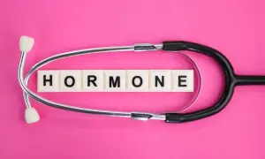 Stetoskop nad literami HORMONE. Dowiedz się, jak zbadać poziom progesteronu.