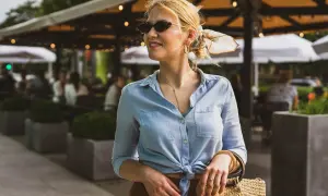 Jak zawiązać supel na bluzce, aby wyglądać stylowo i łatwo