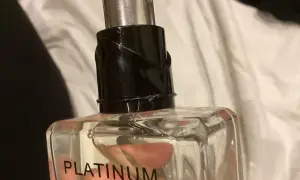 Szklana butelka z płynem, na której widnieje napis CHANEL PLATINUM EGOISTE.