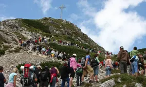 Tłum turystów wspina się na Giewont. Trasa z Kasprowego na Giewont jest długa, ale widok z góry wynagradza wysiłek.
