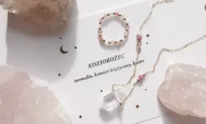 Delikatna biżuteria z kryształem i różowymi kamieniami, idealna jako jaki kamień dla Koziorożca.