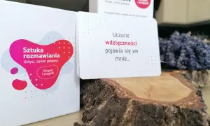 Gra "Sztuka rozmawiania" zachęca do głębszych rozmów. Karta pyta: "Uczucie wdzięczności pojawia się we mnie...".