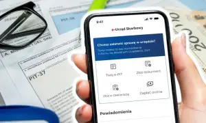 Telefon z aplikacją e-Urząd Skarbowy obok formularzy PIT i pieniędzy. Wpisz swój numer identyfikacji podatkowej, by załatwić sprawy urzędowe online.
