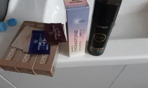 Butelka serum Montibello Smooth Sleek Serum, pudełko z tonerem do włosów Cromatone i próbki kosmetyków.