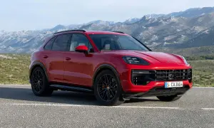 Czerwony Porsche Cayenne GTS na tle górskiego krajobrazu.