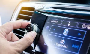 Jak podłączyć radio samochodowe na krótko i uniknąć problemów
