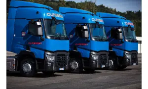 Trois camions bleus Dupessey alignés, symboles de la meilleur marque de camion poids lourd au monde.