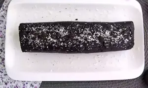 Mörk chokladrulle med kokosflingor, en läcker oreo sushi-inspirerad dessert.