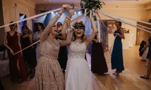 Kto jedzie pierwszy do ślubu? Zaskakujące tradycje weselne, które musisz znać
