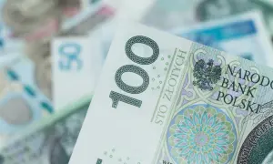 Zbliżenie na polskie banknoty 100 zł i 50 zł.