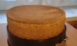 Upieczony biszkopt w tortownicy, gotowy do dekoracji.