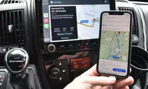 Collegare il telefono allo stereo con cavo USB per navigare. Il display mostra la mappa e la rotta.