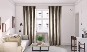 Mysig vardagsrumsmiljö med beiga sammetsgardiner som ger perfekt gardin inspiration. En vit soffa och ett runt soffbord skapar en inbjudande känsla.