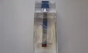Elegancka butelka Dior Homme Sport, idealna dla aktywnego mężczyzny.