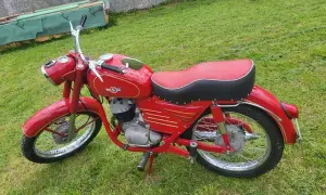 Czerwony motocykl WSK 125, klasyk z PRL-u. Idealny stan, świetna okazja, sprawdzamy wsk 125 cena.