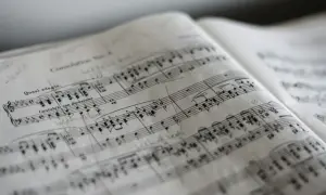 Nuty do "Bohemian Rhapsody" Queen, z odręcznymi notatkami pianistycznymi.