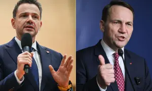 Dwaj mężczyźni w garniturach przemawiający do mikrofonów.