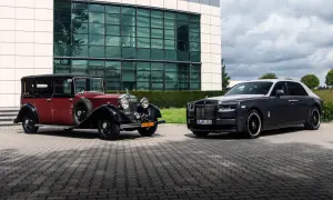 Dwa Rolls-Royce'y Phantom: zabytkowy czerwono-czarny i nowoczesny grafitowo-biały, stojące przed budynkiem.