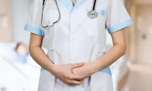 Een verpleegkundige met stethoscoop, klaar om zorg te verlenen. De sfeer doet denken aan het Florence Nightingale syndroom, waar empathie en toewijding centraal staan.