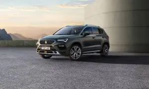 SUV Seat Ateca, con le sue dimensioni perfette per ogni avventura, parcheggiato all'esterno con un paesaggio montano sullo sfondo.