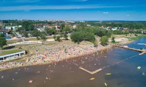 Tłoczna plaża nad zalewem w Starachowicach, pełna ludzi kąpiących się i opalających. Idealne starachowice atrakcje dla dzieci i dorosłych w słoneczny dzień.