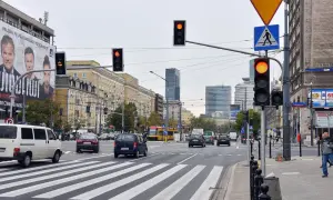 Skrzyżowanie z sygnalizacją świetlną, tramwajem i samochodami. Zastanawiasz się, po jakim czasie przychodzi mandat za przejazd na czerwonym świetle?