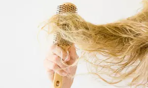 Zastanawiasz się, co zrobic, żeby włosy się nie puszyły? Zobacz, jak szczotka radzi sobie z plączącymi się, blond pasmami.