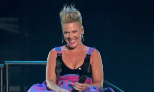 Pink na scenie, uśmiechnięta, w kolorowej kreacji. Daje nam powód do radości.