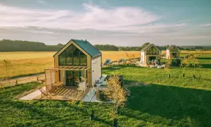 Nowoczesne domki z tarasem i jacuzzi, otoczone zielenią i polami. Idealne miejsce na relaks, gdzie można poczuć się jak w **ciekocino**.