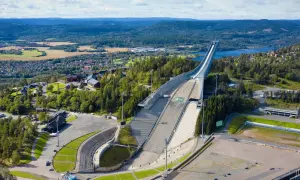 Holmenkollen Skischanze, ein Wahrzeichen von Oslo, ragt majestätisch empor. Ein Muss für jeden Besucher, der die Oslo Highlights erleben möchte.