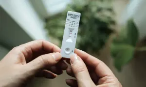 Dwie kreski na teście SARS-CoV-2. Czy to wynik "test na debila"?