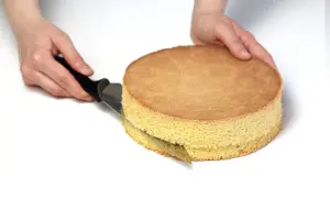 Jak pokroić tort, by się nie kruszył? Sekrety idealnych porcji!