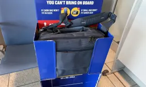 Torba podróżna w niebieskim boksie kontrolnym Ryanair. Sprawdź, czy Twoja torba spełnia wymiary, by uniknąć dodatkowych opłat za bagaż.