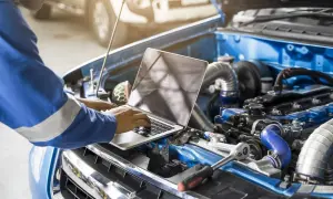 Mechanik sprawdza komputerem silnik, zastanawiając się, czy chip tuning jest bezpieczny.