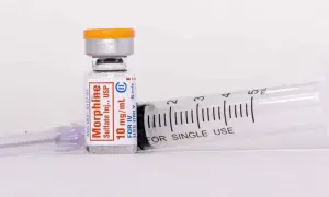 Czy morfina przyspiesza śmierć? Prawda o leczeniu bólu w hospicjum